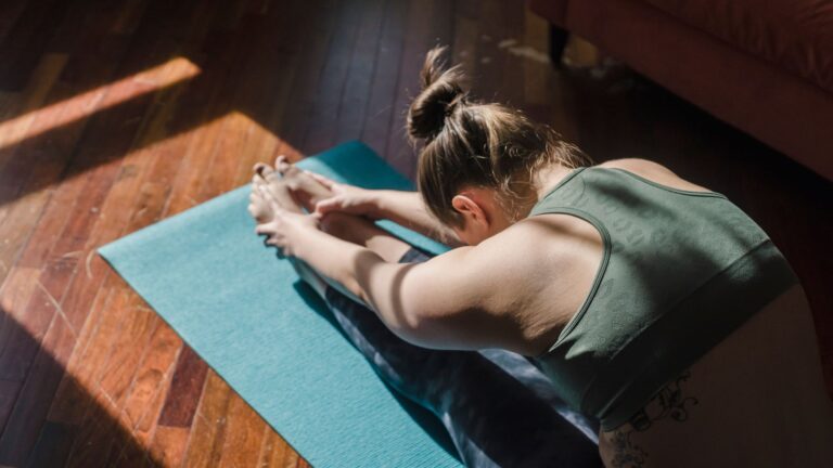 a woman does the pike stretch